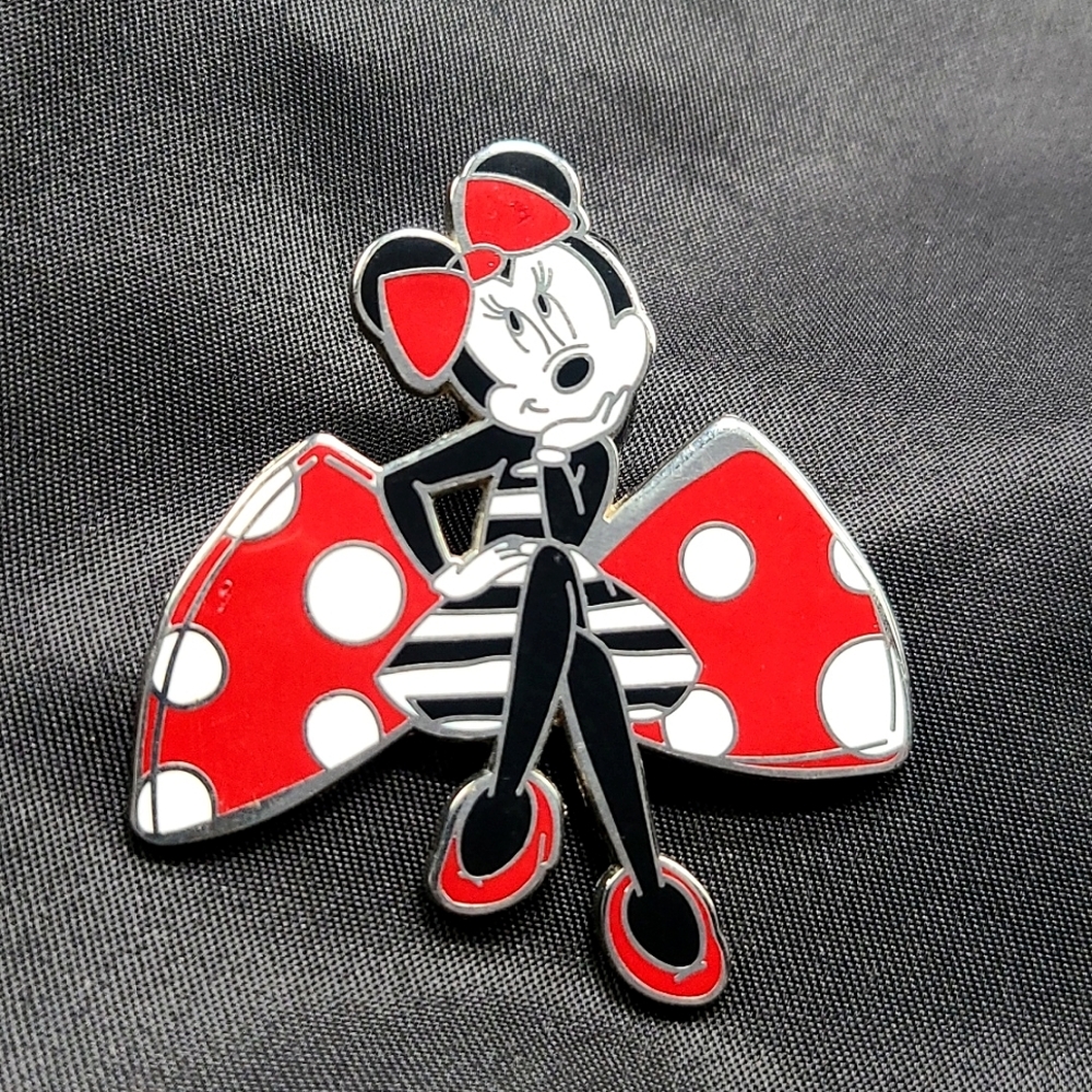 MINNIE MOUSE red Bow 🎀 Pin Disney Paris Brooch Black White Red Lapel Tie Tack